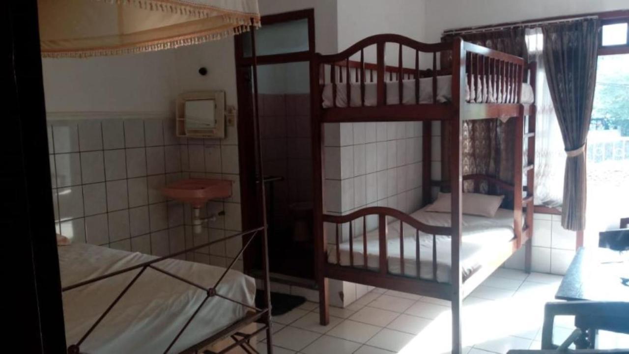 Wisma & Kantin Amanda Mojokerto Extérieur photo